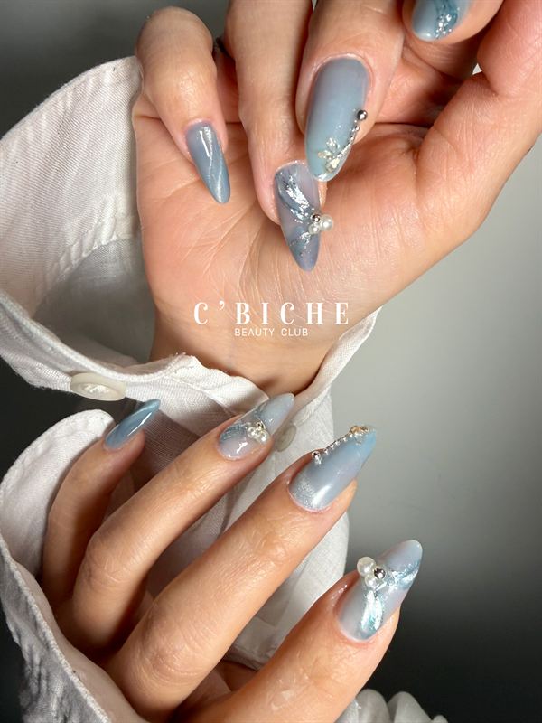 Ongles bleu poudré rehaussés de perles