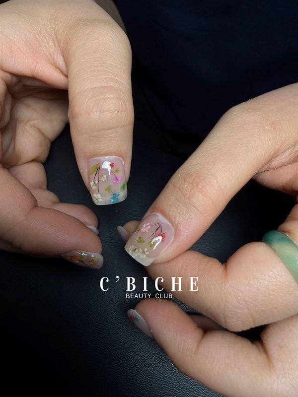 Ongles courts à motifs floraux délicats